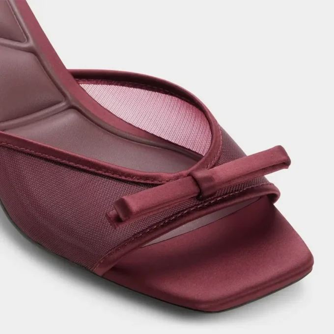 Begoniaa Heeled mule, Kitten heel
