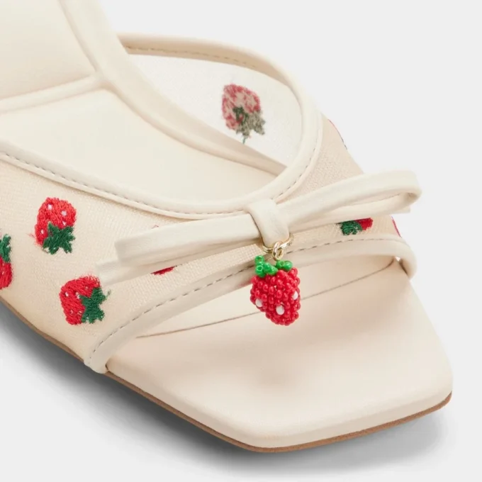 Begoniaa Heeled mule, Kitten heel